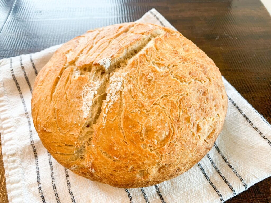 No knead dutch oven bread - Feast and Farm